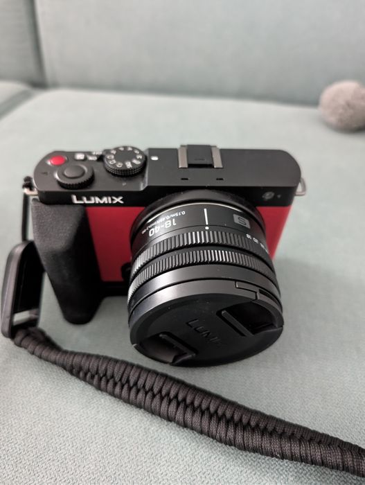 Vând aparat foto Panasonic Lumix S9 cu obiectiv de 18-40 F4.5-6.3!