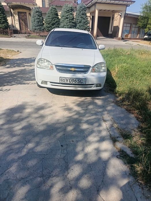 Lasetti 1,8 srochniy sotiladi