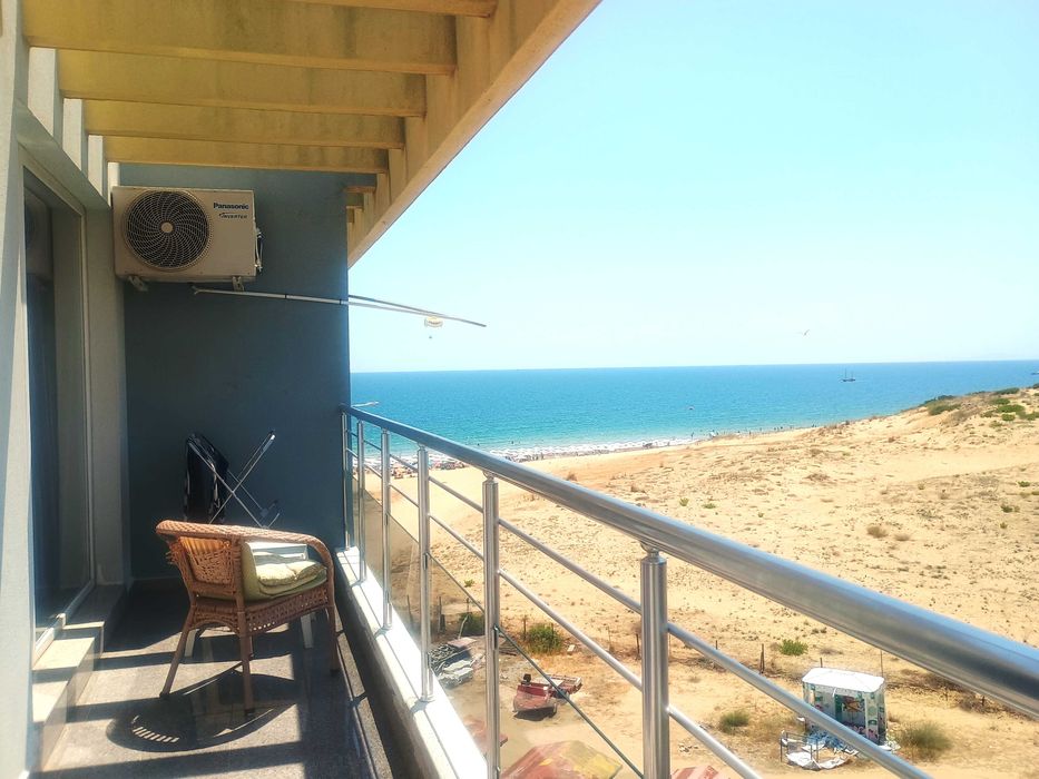 Първа линия на южния плаж на Несебър с  гледка, басейн и паркинг