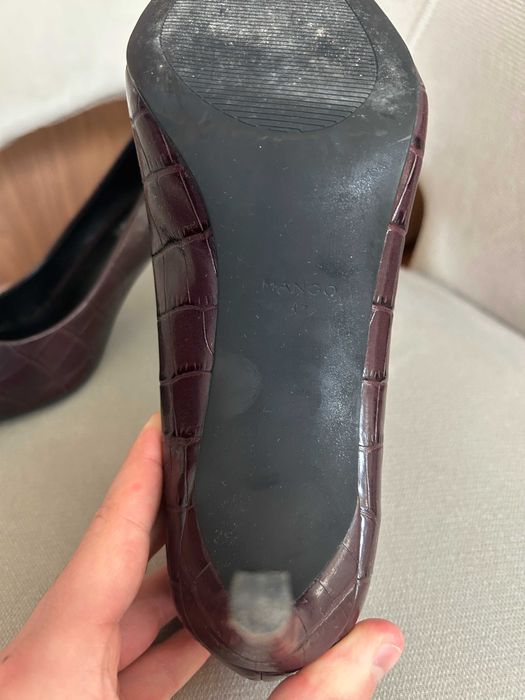 Кафяви обувки на ток с кроко ефект - Mango