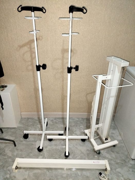 Медицинский стол , ширма, штатив