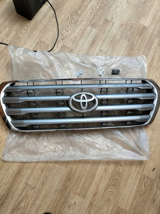 Продам решетку радиатора оригинал Land cruiser 200