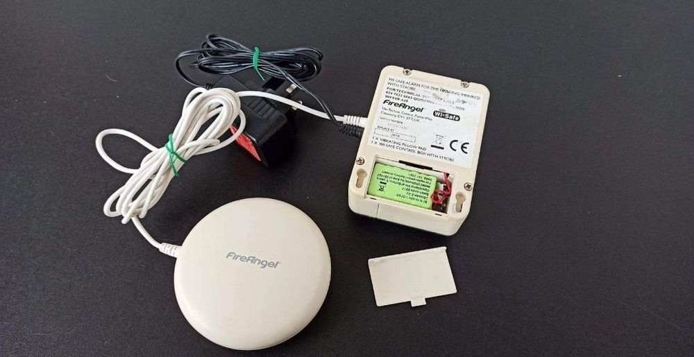 Detector alarma incendiu fum foc persoane deficiente de auz protectie