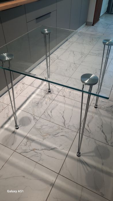 Продам стеклянный стол