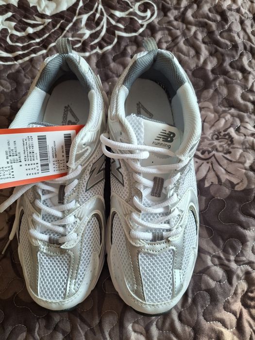 Кроссовки женские