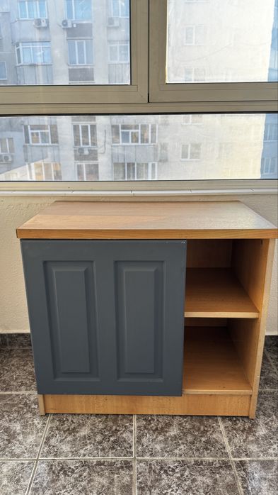 Дървено шкафче с леки дефекти по канта