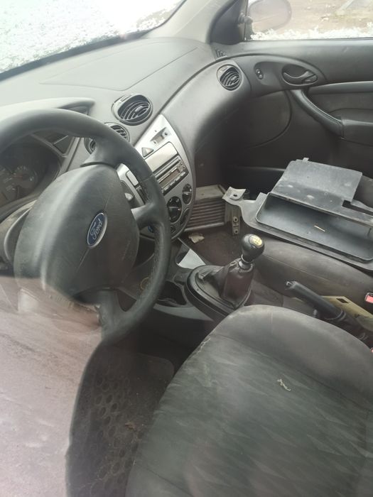 Форд фокус само на части налични Сички части по колата