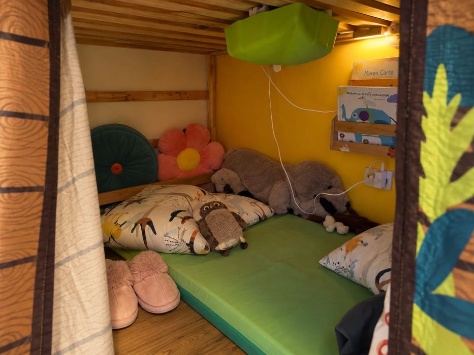 Mobilier cameră copil IKEA – pat KURA, TROFAST, birou, rafturi