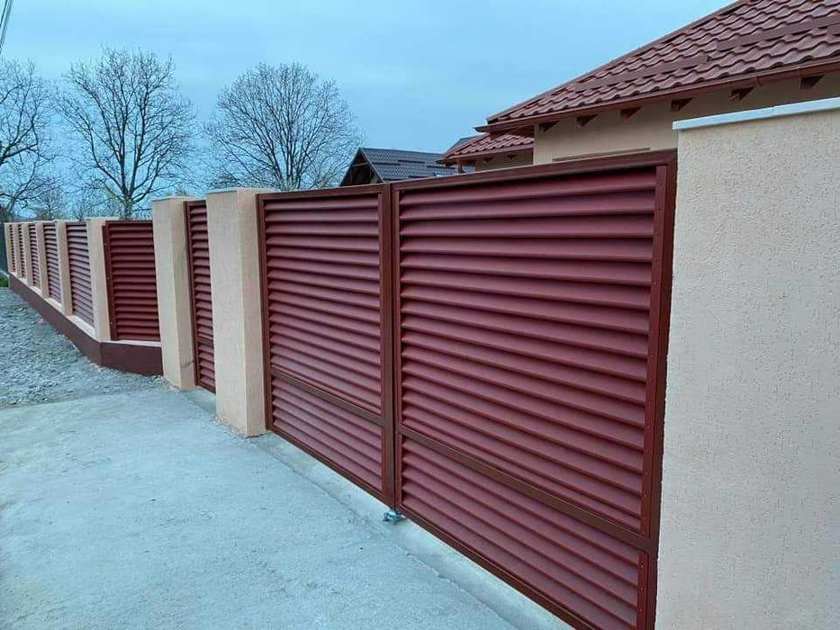 Garduri si porti din sipca metalica, panou stil jaluzele, tabla cutata, plasa bordurata, fier forjat, BCA si alte modele disponibile