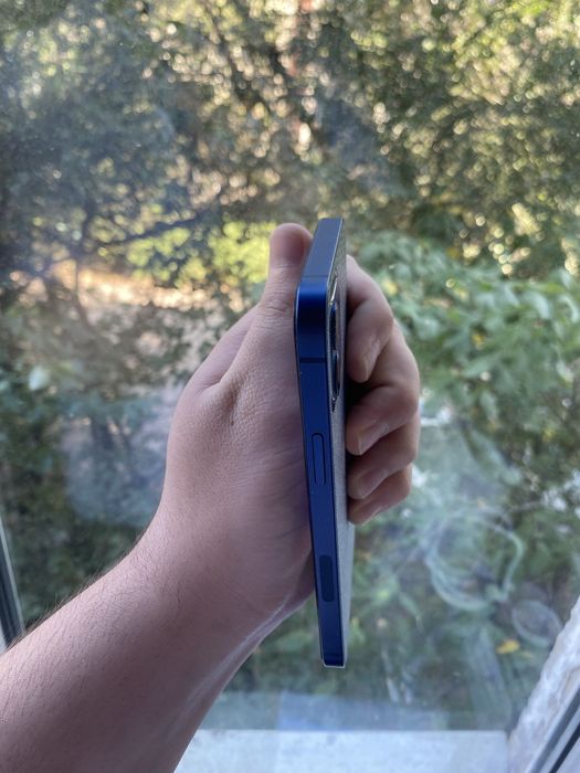 Продам Iphone 12