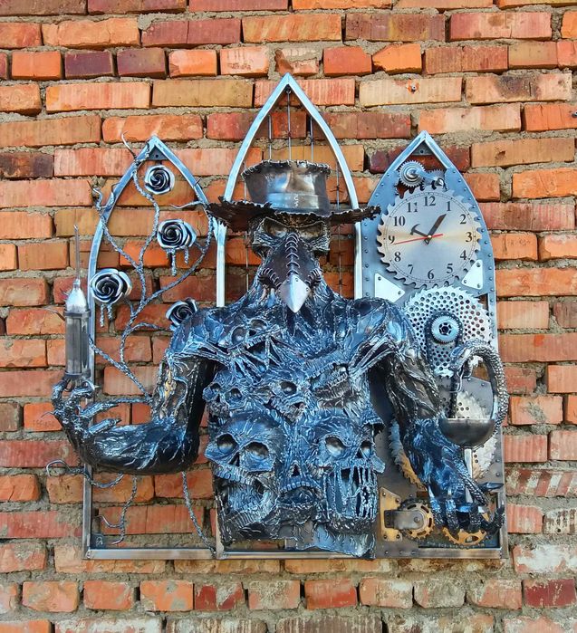 Настенные часы с панно.