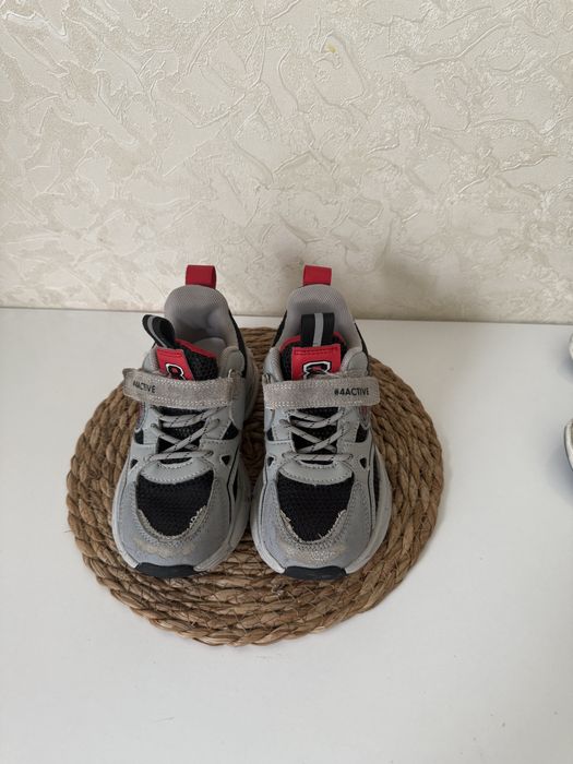 Продам детские кроссовки