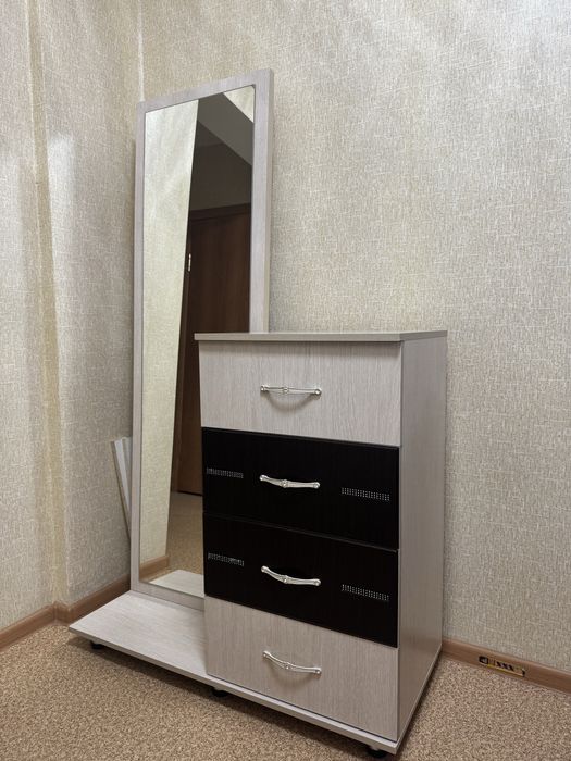 Продам комод с зеркалом