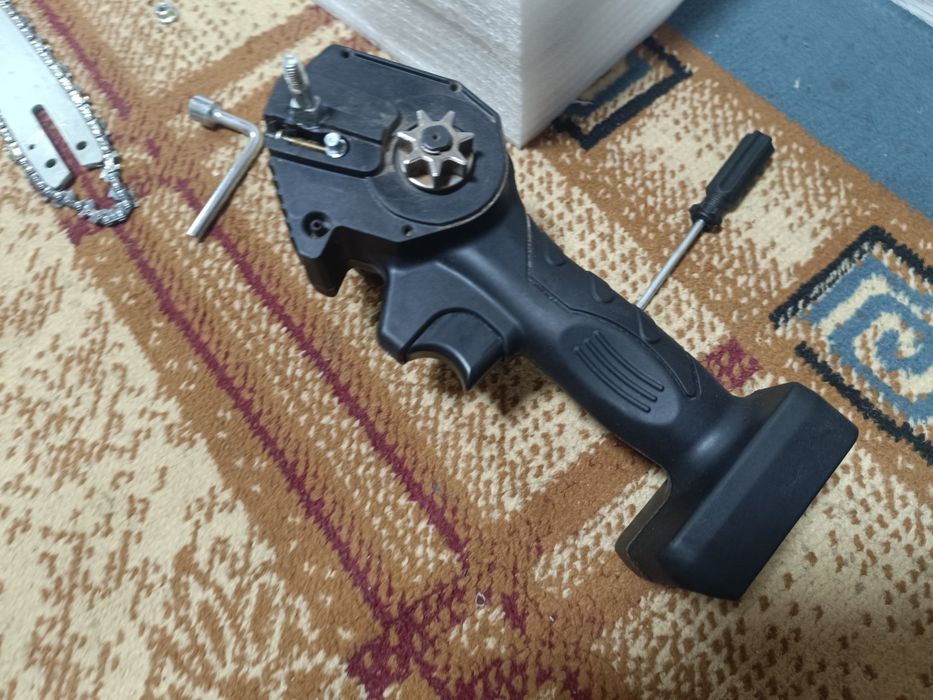 Продам Электропилу Eas7i