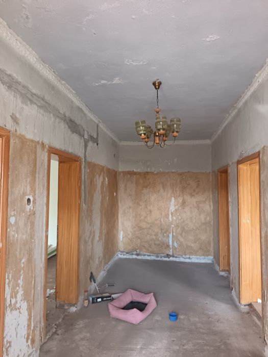 Масивна двуетажна къща в село Студена