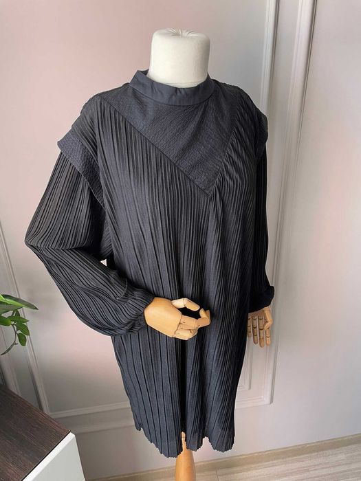 Zara черна къса рокля с плисета, L размер