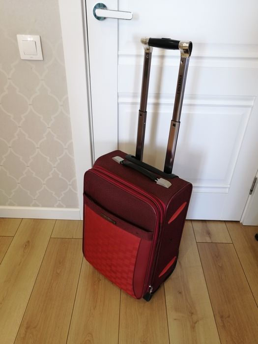 Продам средний чемодан.