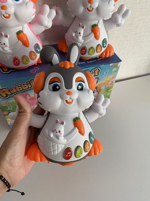 Танцуващо зайче с музика и светлина