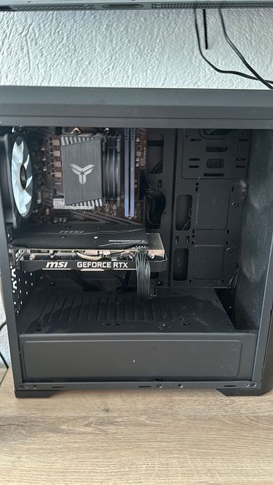 Продава се компютър с един монитор и периферия