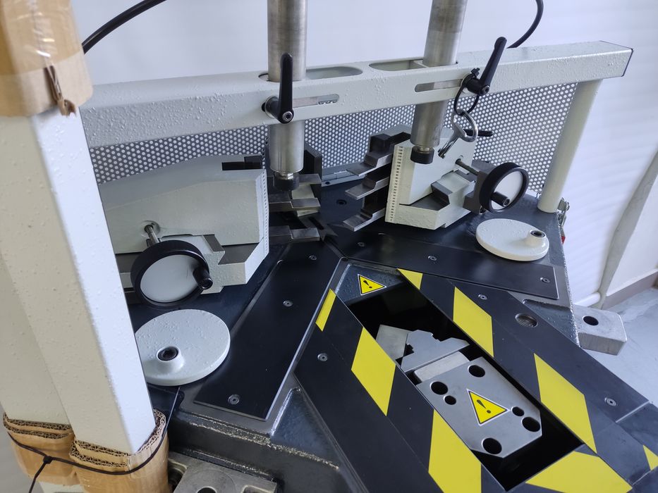 Автоматична ъглонабивна машина PRESSTA EISELE 2000 - Германия