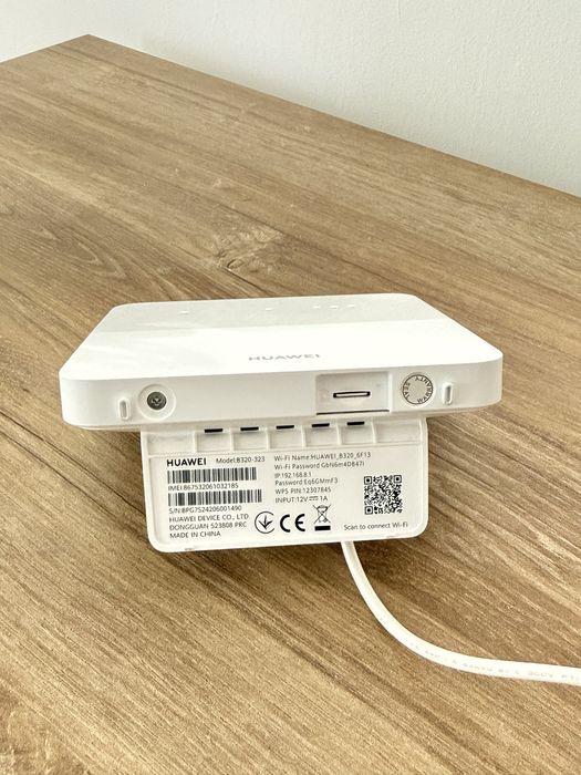 Vând router Wi-Fi Huawei B320-323 4G LTE cu slot pentru cartelă SIM