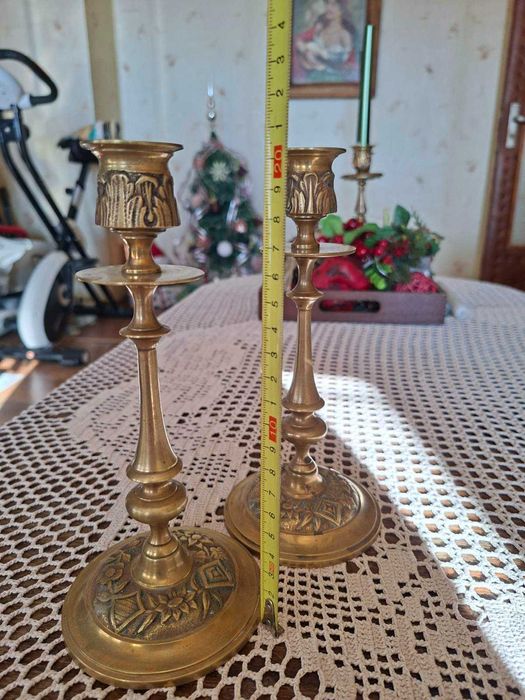 Изящни бронзови свещници