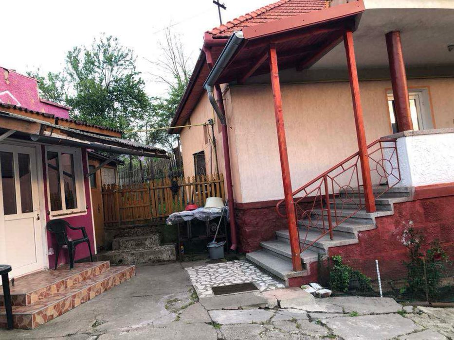 Vand doua case Petrila sau schimb