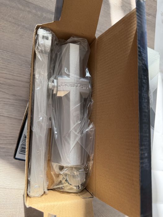 Доводчики, установка в комплекте