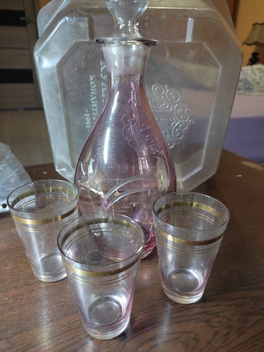 Продам блюдца, крышку и графины