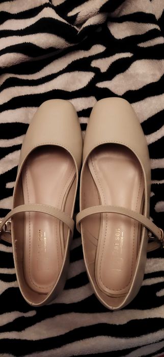 Продам балетки бежевые