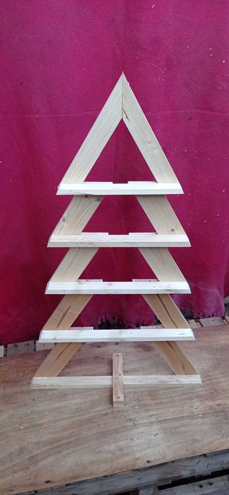 Ръчно изработени дървени елхички