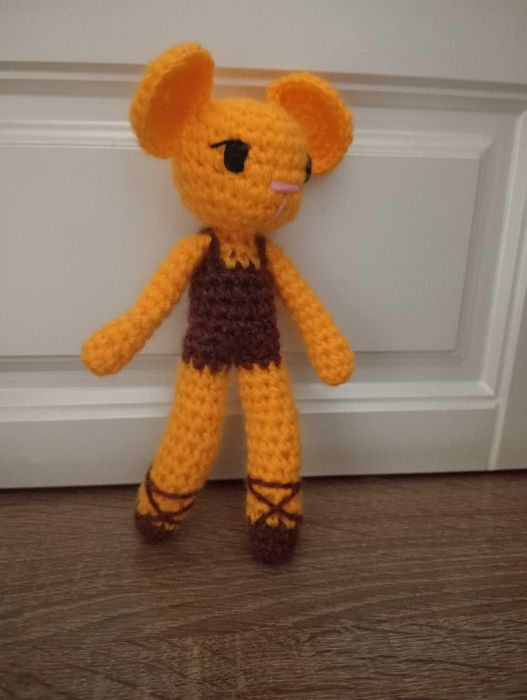 Вязаная игрушка мышка