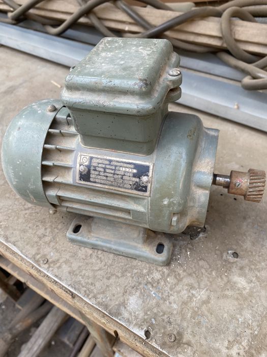Продам электро двигатель 220/380