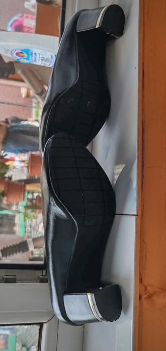 Vând pantofi eleganți