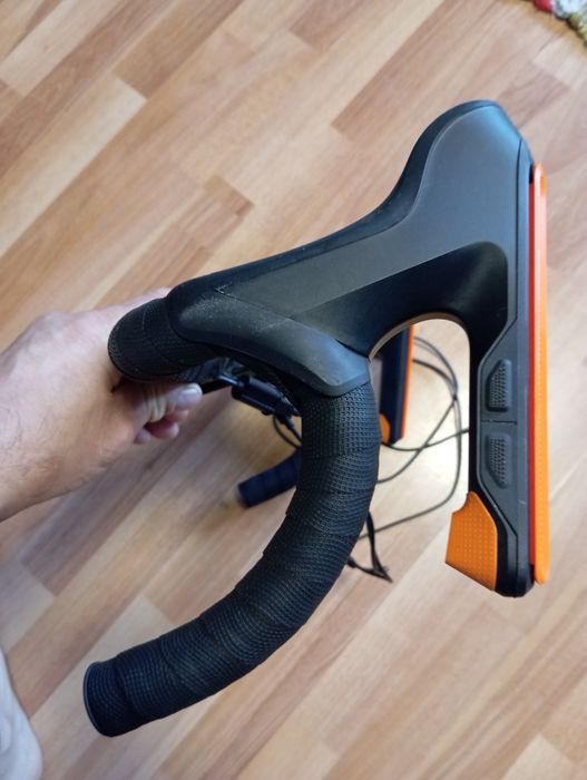 Ghidon cu controlere Zwift Play pentru cadru Zwift