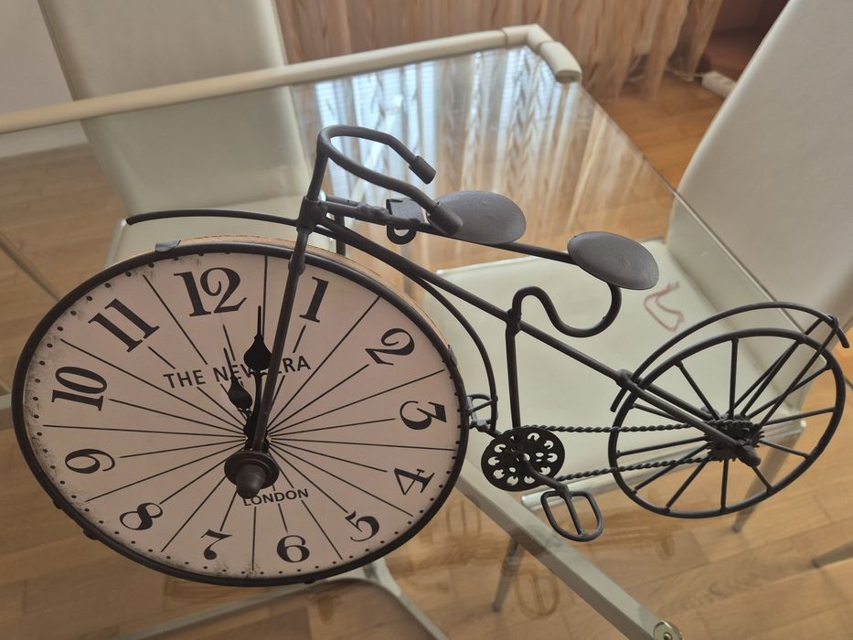 Cadou : ceas intr-o bicicleta retro
