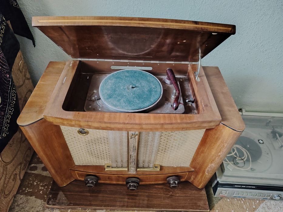 Редкая радиола "Мир".