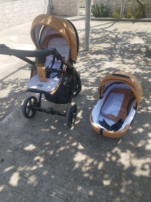 Бебешка кожена количка