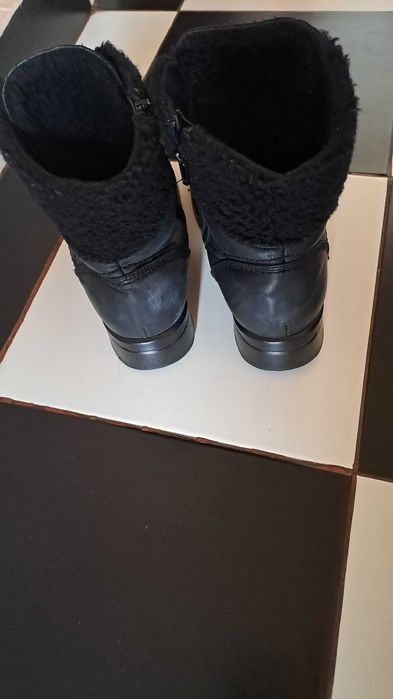 Продавам  ортопедични  дамски   боти  по  НЗОК .