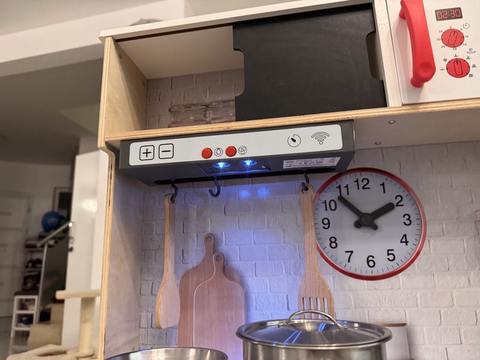 Дървена кухня със звук и светлини