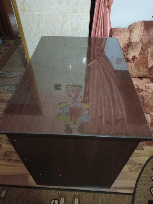 Бюро със стъкло във отлично състояние.
