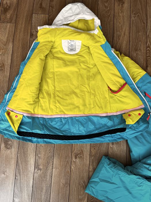 Дамски комплект за ски - яке, панталон, блуза, ръкавици, шапка