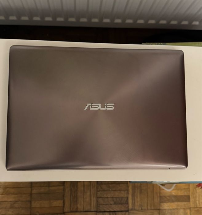 Laptop ultra-subțire ASUS UX-303UA cu Intel 5 gen 6