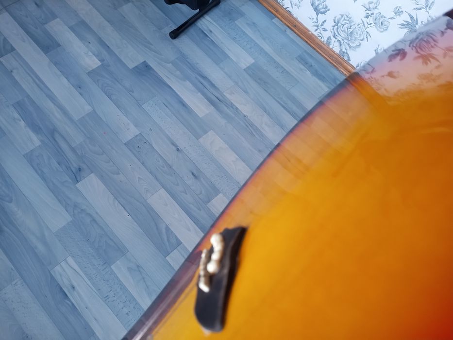 Продам гитару с чехлом