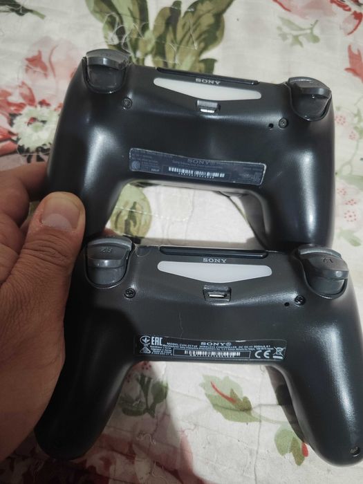 Продаю оригинальные геймпада PS 4.