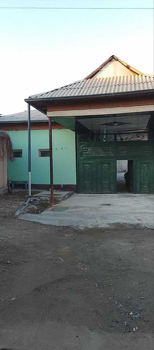 Yangibozor oldida xovlili uy sotiladi