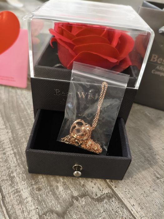 Set cutie cadou cu trandafir si lantisor inimioară cu te iubesc in 100