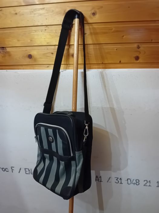 Vând geanta de umăr De Fanai THE WÒRLD