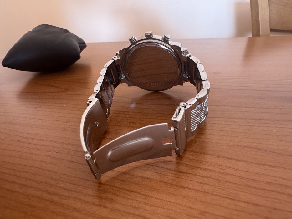 Часы наручные.