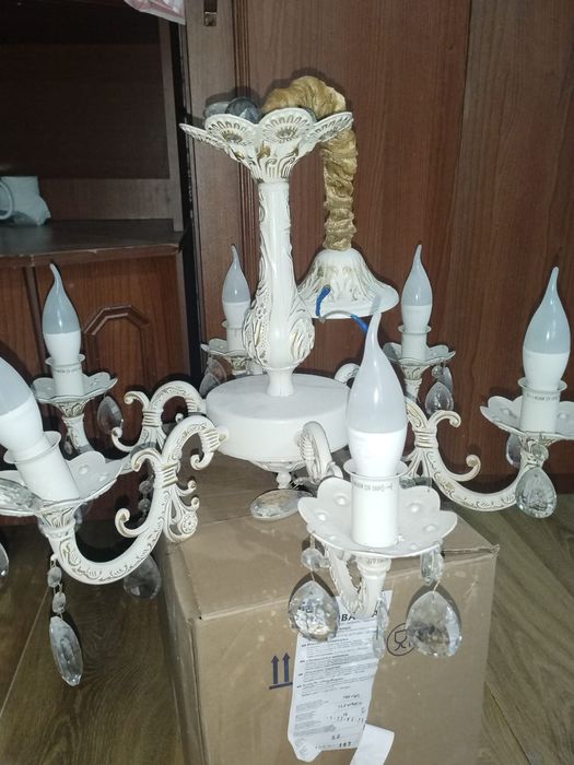 Продам две  люстры